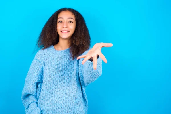 Adolescente Afroamericana Con Peinado Afro Con Suéter Azul Sobre Fondo —  Fotos de Stock