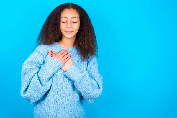 Chica Adolescente Afroamericana Con Estilo Afro Pelo Usando Suéter Azul —  Fotos de Stock
