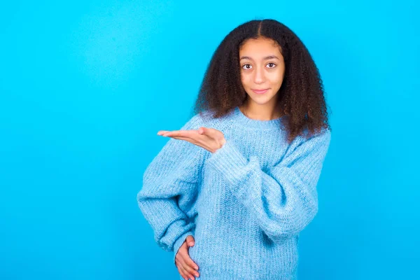 Afrikansk Amerikansk Tonåring Flicka Med Afro Frisyr Bär Blå Tröja — Stockfoto