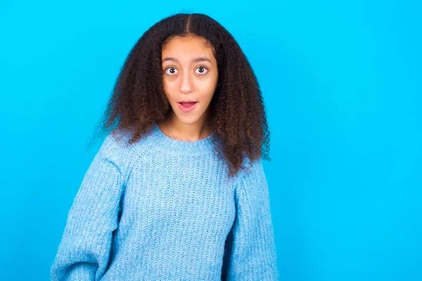 Adolescente Afroamericana Con Peinado Afro Usando Suéter Azul Sobre Fondo —  Fotos de Stock