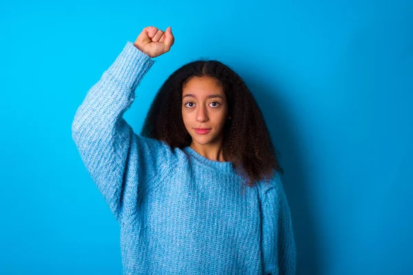 Adolescente Afroamericana Con Estilo Afro Con Suéter Azul Sobre Fondo —  Fotos de Stock