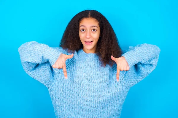 Chica Adolescente Afroamericana Con Estilo Pelo Afro Usando Suéter Azul — Foto de Stock
