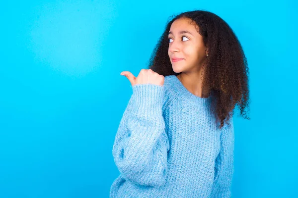 Muchacha Adolescente Afroamericana Estupefacta Con Estilo Pelo Afro Con Suéter —  Fotos de Stock