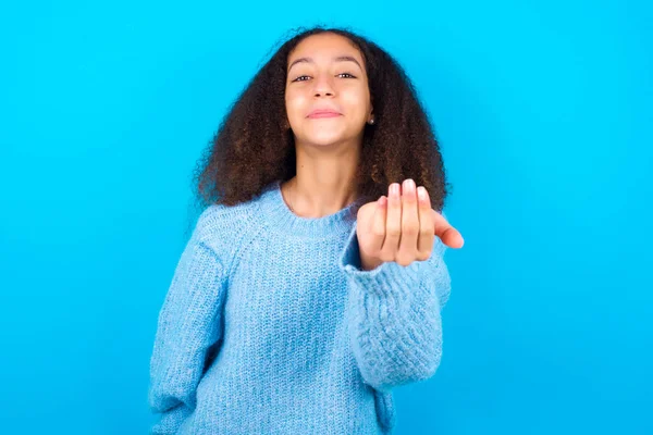 Afroamerikansk Tenåringsjente Med Afrofrisyre Kledd Blå Genser Blå Bakgrunn Inviterer – stockfoto
