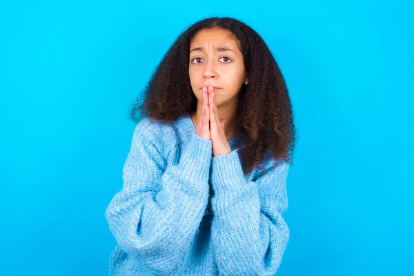 Den Afroamerikanske Tenåringsjenta Med Afrofrisyre Kledd Blå Genser Blå Bakgrunn – stockfoto