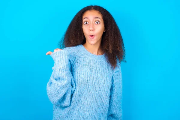 Impresionante Chica Adolescente Afroamericana Con Estilo Pelo Afro Usando Suéter —  Fotos de Stock