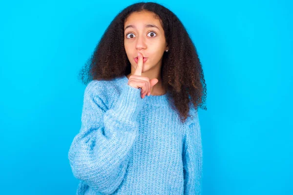 Chica Adolescente Afroamericana Con Afro Estilo Pelo Usando Suéter Azul —  Fotos de Stock