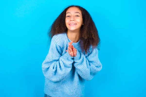 Adolescente Afroamericana Con Peinado Afro Usando Suéter Azul Sobre Fondo —  Fotos de Stock