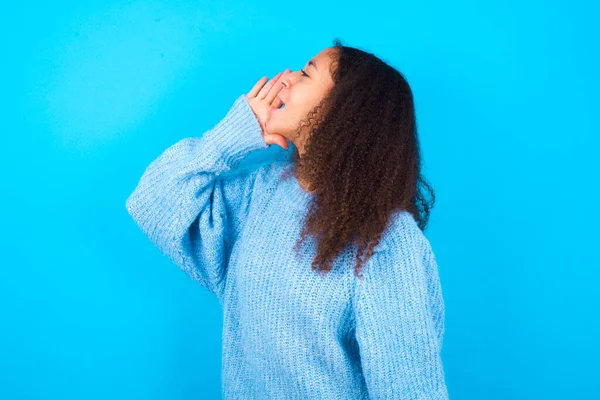 Adolescente Afro Américaine Avec Style Cheveux Afro Portant Pull Bleu — Photo