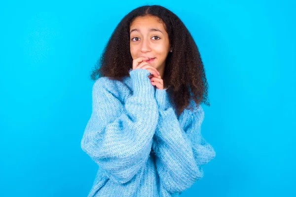 Dreamy Encantadora Adolescente Afroamericana Con Estilo Afro Pelo Vistiendo Suéter —  Fotos de Stock