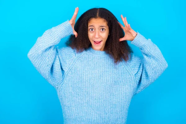 Chica Adolescente Afroamericana Con Estilo Pelo Afro Usando Suéter Azul —  Fotos de Stock