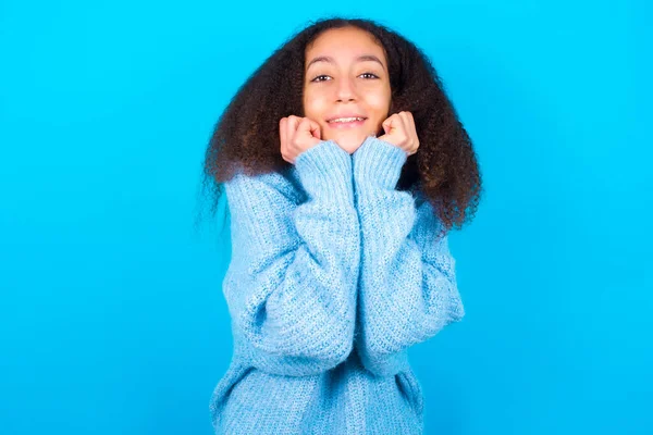 Chica Adolescente Afroamericana Soñadora Con Estilo Pelo Afro Que Usa —  Fotos de Stock