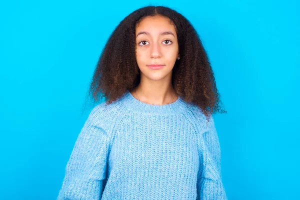 Glada Afroamerikanska Tonåring Flicka Med Afro Frisyr Bär Blå Tröja — Stockfoto