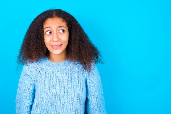 Ups Retrato Adolescente Afroamericana Con Estilo Pelo Afro Usando Suéter —  Fotos de Stock