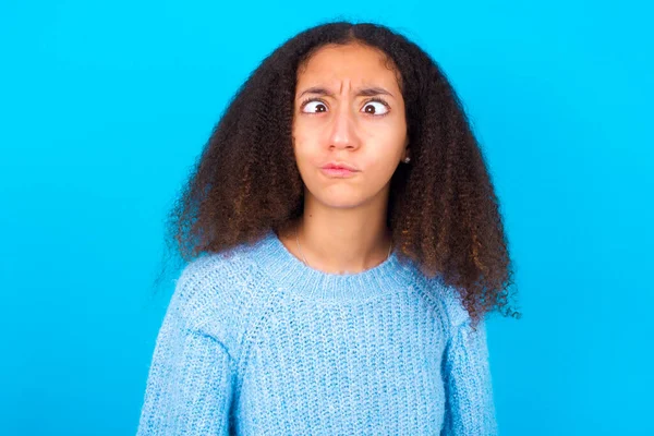 Afro Americana Adolescente Con Afro Estilo Pelo Usando Suéter Azul —  Fotos de Stock