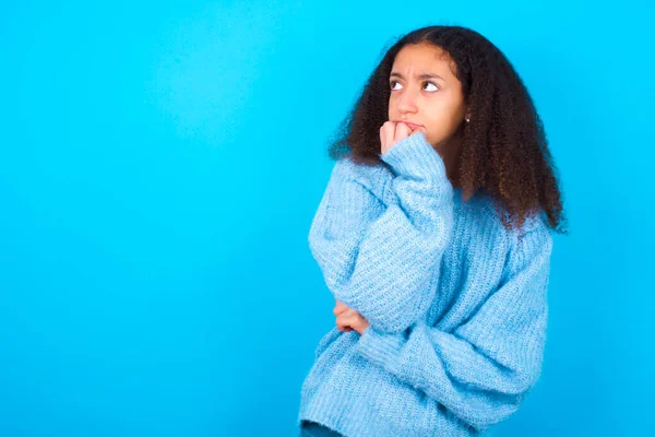 Portrett Tenksom Afroamerikansk Tenåringsjente Med Afrofrisyre Kledd Blå Genser Blå – stockfoto