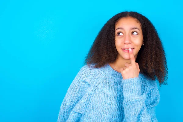 Afroamerikansk Tenåringsjente Med Afrofrisyre Kledd Blå Genser Blå Bakgrunn Med – stockfoto