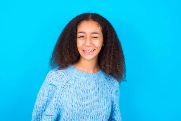 Chica Adolescente Afroamericana Con Estilo Pelo Afro Con Suéter Azul —  Fotos de Stock