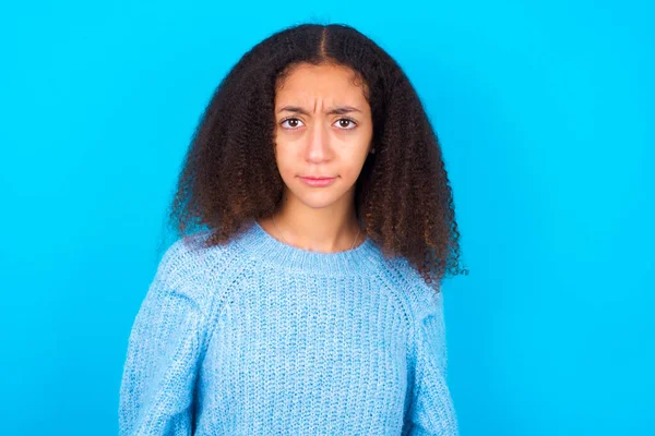 Afro Americano Adolescente Chica Con Afro Pelo Estilo Usando Azul —  Fotos de Stock