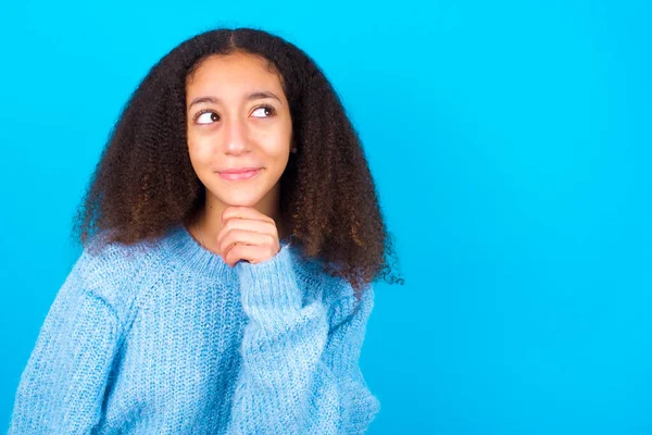 Chica Adolescente Afroamericana Soñadora Con Estilo Afro Con Suéter Azul —  Fotos de Stock