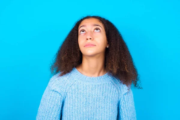 Afro Americana Adolescente Chica Con Afro Pelo Estilo Usando Azul —  Fotos de Stock