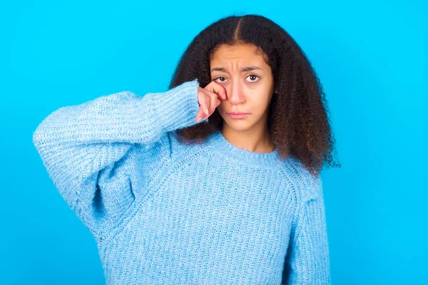 Infeliz Afroamericano Adolescente Chica Con Afro Cabello Estilo Usar Azul —  Fotos de Stock