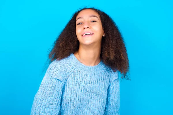 Chica Adolescente Afroamericana Con Estilo Pelo Afro Usando Suéter Azul —  Fotos de Stock