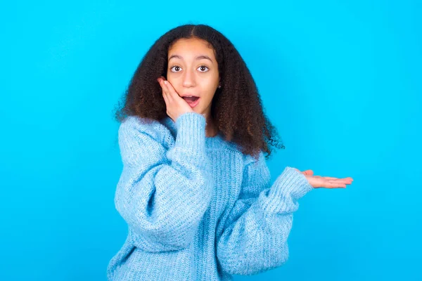 Positivo Contento Afroamericano Adolescente Con Afro Estilo Pelo Usando Suéter —  Fotos de Stock