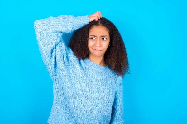 Adolescente Afroamericana Con Peinado Afro Usando Suéter Azul Sobre Fondo —  Fotos de Stock