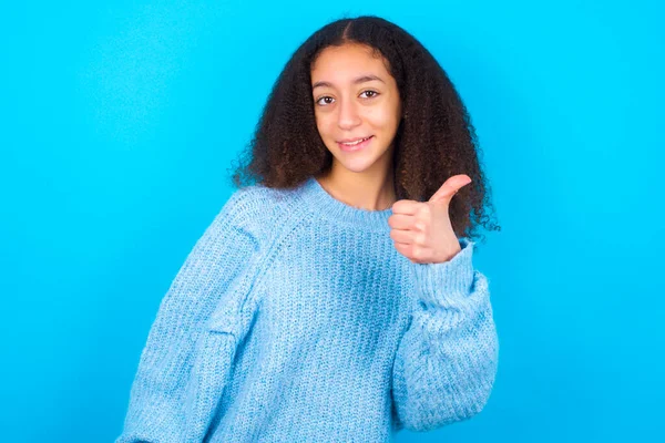 Afro Americana Adolescente Con Afro Estilo Pelo Usando Suéter Azul — Foto de Stock