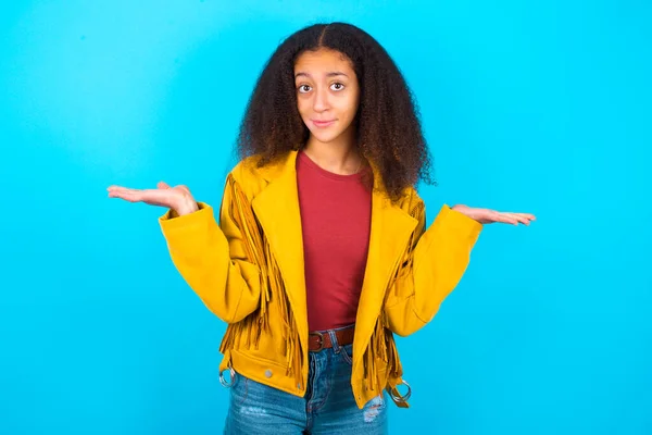 Adolescente Afroamericana Desconcertada Despistada Con Peinado Afro Con Chaqueta Amarilla — Foto de Stock