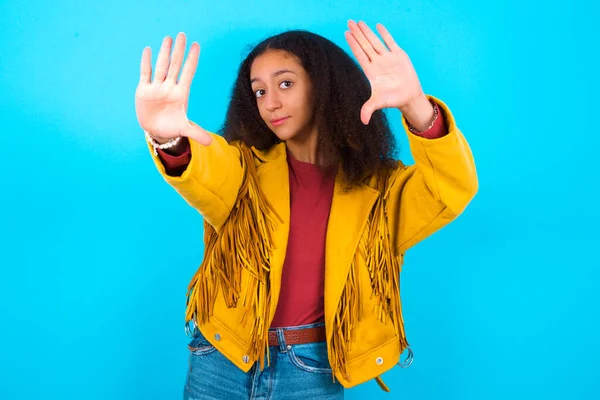 Porträtt Leende Afroamerikansk Tonåring Flicka Med Afro Frisyr Bär Gul — Stockfoto