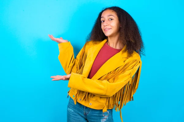 Africký Americký Teenager Dívka Afro Účes Nosit Žlutou Bundu Přes — Stock fotografie