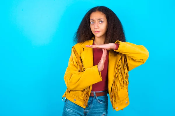 Afro Amerikanische Teenager Mädchen Mit Afro Frisur Trägt Gelbe Jacke — Stockfoto