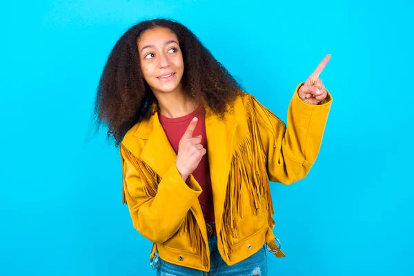 Chica Adolescente Afroamericana Con Estilo Pelo Afro Que Usa Chaqueta — Foto de Stock