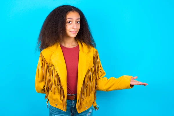 Portrét Afroameričanky Teenager Dívka Afro Účes Sobě Žluté Sako Přes — Stock fotografie