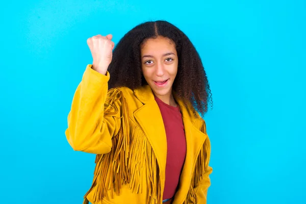 Överlycklig Afroamerikansk Tonåring Flicka Med Afro Frisyr Bär Gul Jacka — Stockfoto