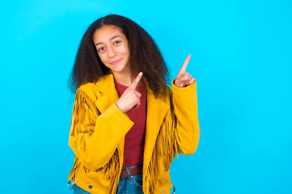 Chica Adolescente Afroamericana Positiva Con Estilo Afro Con Chaqueta Amarilla —  Fotos de Stock