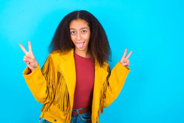 Adolescente Afroamericana Con Peinado Afro Con Chaqueta Amarilla Sobre Fondo — Foto de Stock