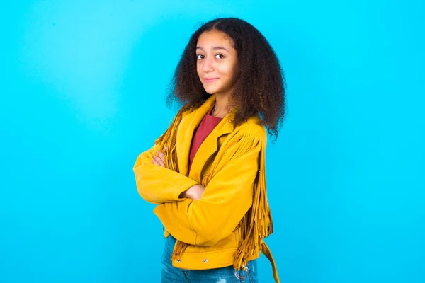 Bild Glada Afroamerikanska Tonåring Flicka Med Afro Frisyr Bär Gul — Stockfoto