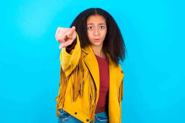 Glada Afroamerikanska Tonåring Flicka Med Afro Frisyr Bär Gul Jacka — Stockfoto