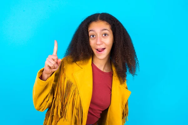 Angenehm Aussehendes Afroamerikanisches Teenager Mädchen Mit Afro Frisur Trägt Gelbe — Stockfoto