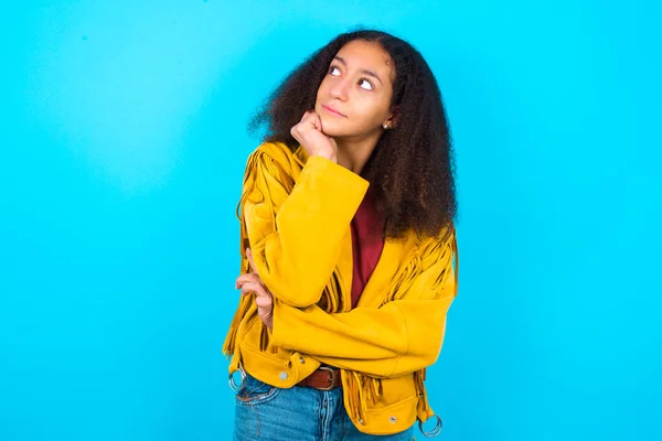 Výrazy Tváře Emoce Zamyšlený Afroameričan Teenager Dívka Afro Účes Nosí — Stock fotografie