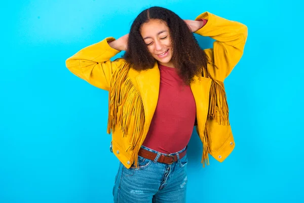 Africký Americký Teenager Dívka Afro Účes Nosit Žlutou Bundu Přes — Stock fotografie