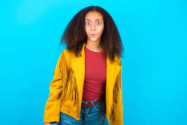 Afro Americana Adolescente Con Afro Estilo Pelo Vistiendo Chaqueta Amarilla — Foto de Stock