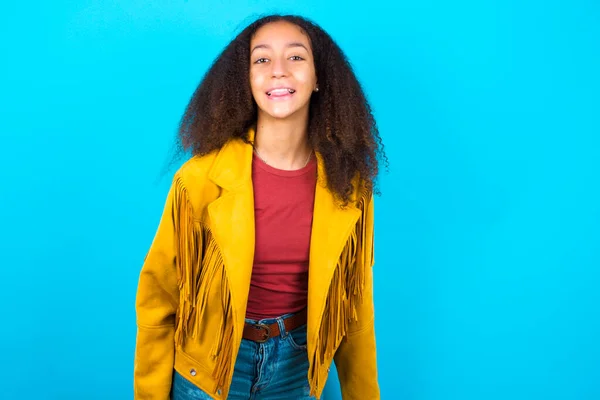 Africký Americký Teenager Dívka Afro Účes Nosit Žlutou Bundu Přes — Stock fotografie