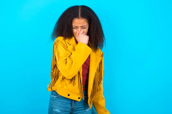 Afro Saçlı Mavi Arka Planda Sarı Ceketli Kötü Bir Koku — Stok fotoğraf