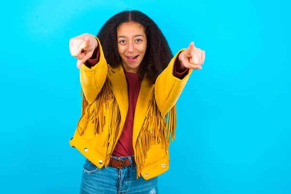 Närbild Porträtt Förvånad Afroamerikansk Tonåring Flicka Med Afro Frisyr Bär — Stockfoto