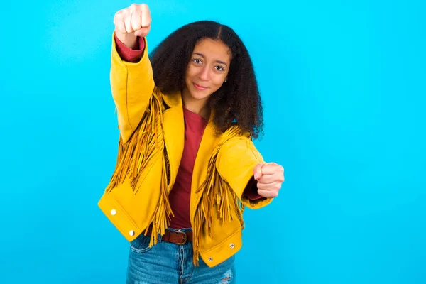 Porträtt Charmiga Afroamerikanska Tonåring Flicka Med Afro Frisyr Bär Gul — Stockfoto