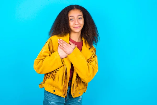 Ärlig Afroamerikansk Tonåring Flicka Med Afro Frisyr Bär Gul Jacka — Stockfoto